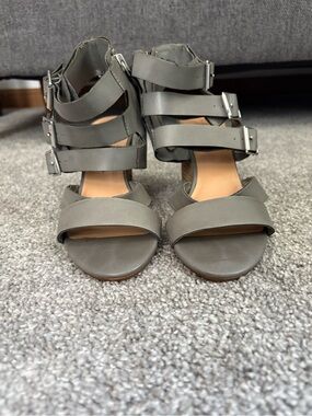 Women's Strappy Buckle Sandals Gray